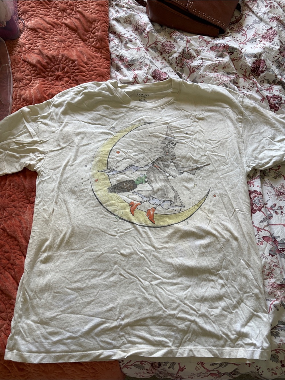 Witch and frog American eagle Halloween shirt size m off white